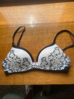 Victoria's Secret Black and White Lace no wire padded Bra size 34C